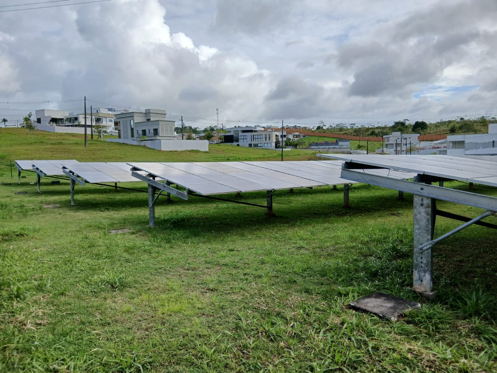 Sistema de painéis solares instalado no solo