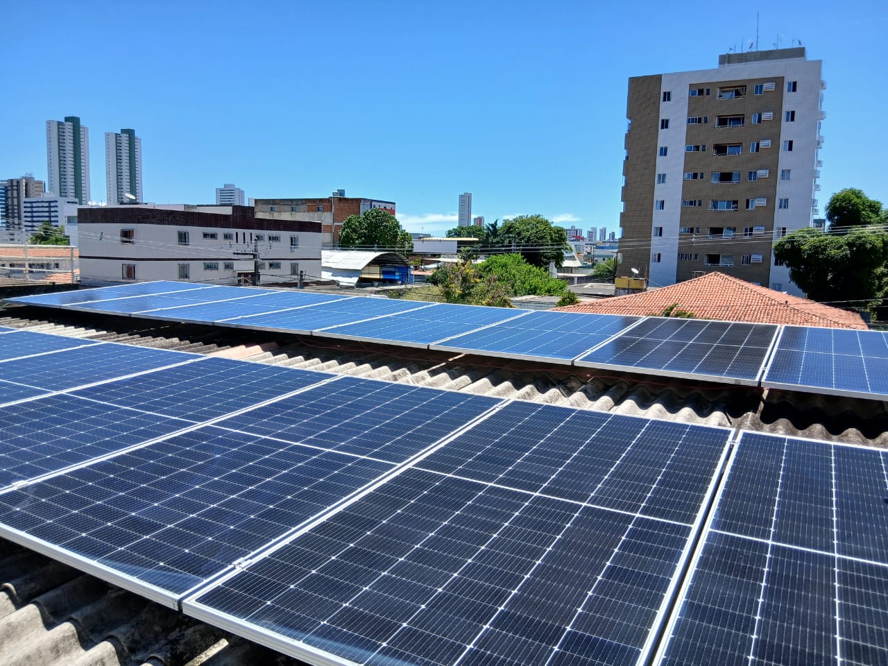 Sistema fotovoltaico instalado em cobertura urbana
