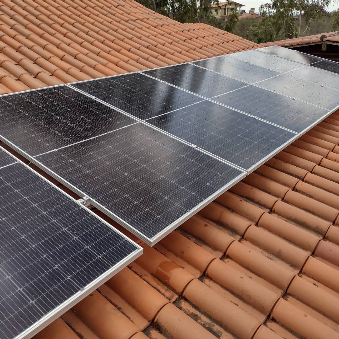 Painéis solares instalados sobre telhado cerâmico