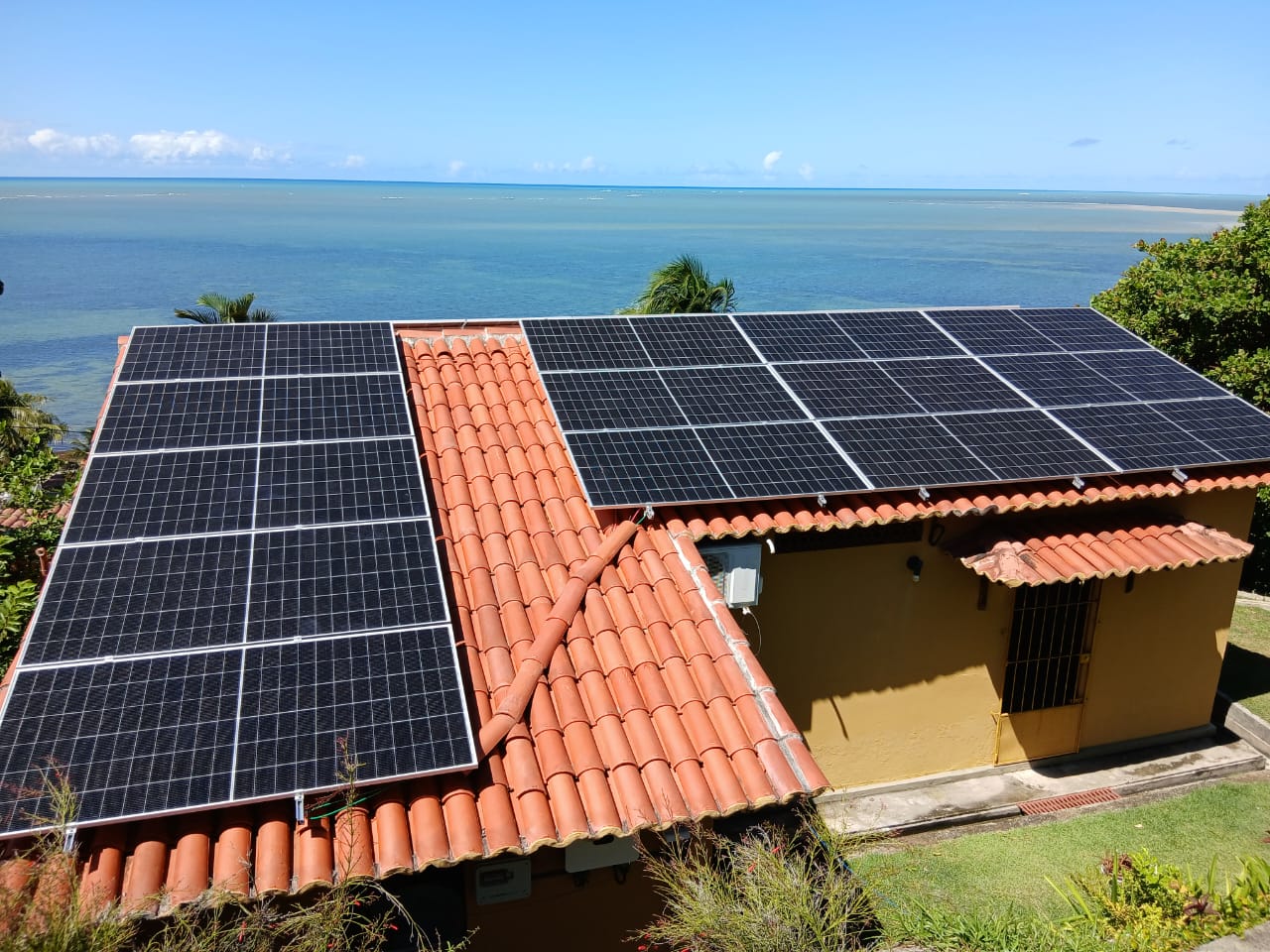 Painéis solares em residência próxima ao litoral