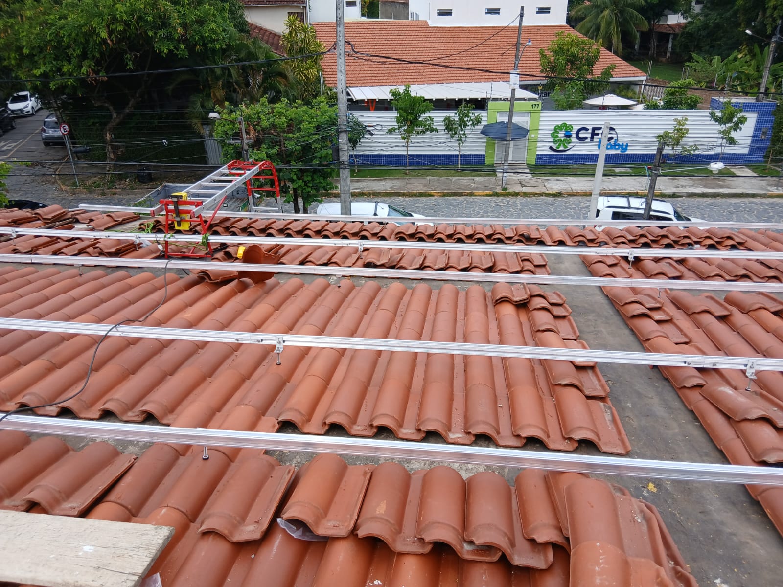 Estrutura metálica sendo instalada em telhado cerâmico