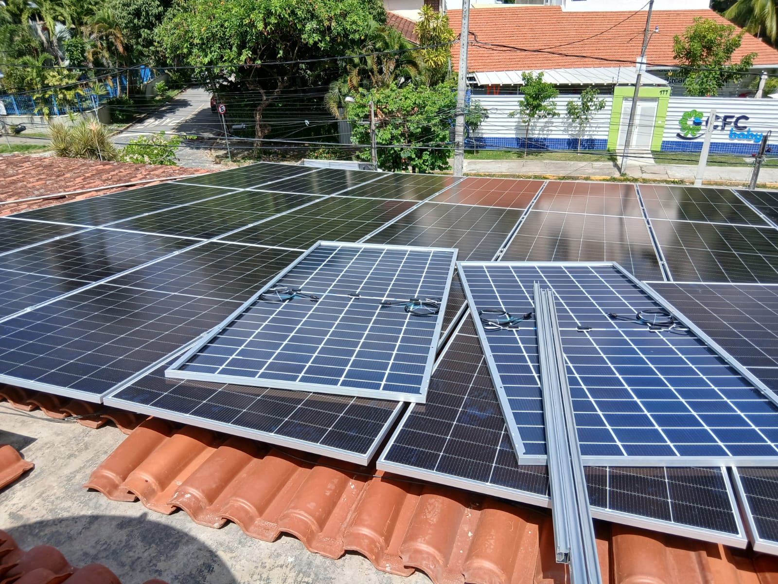 Módulos fotovoltaicos em processo de instalação