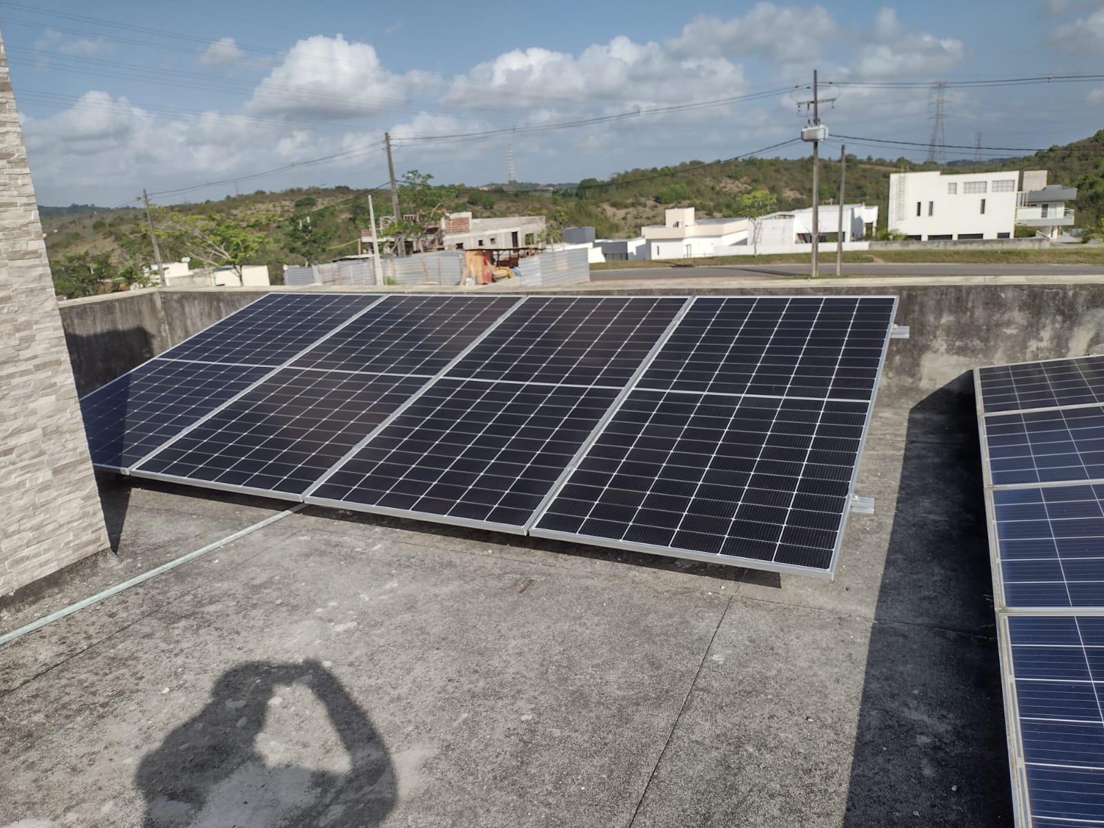Painéis solares instalados em cobertura plana