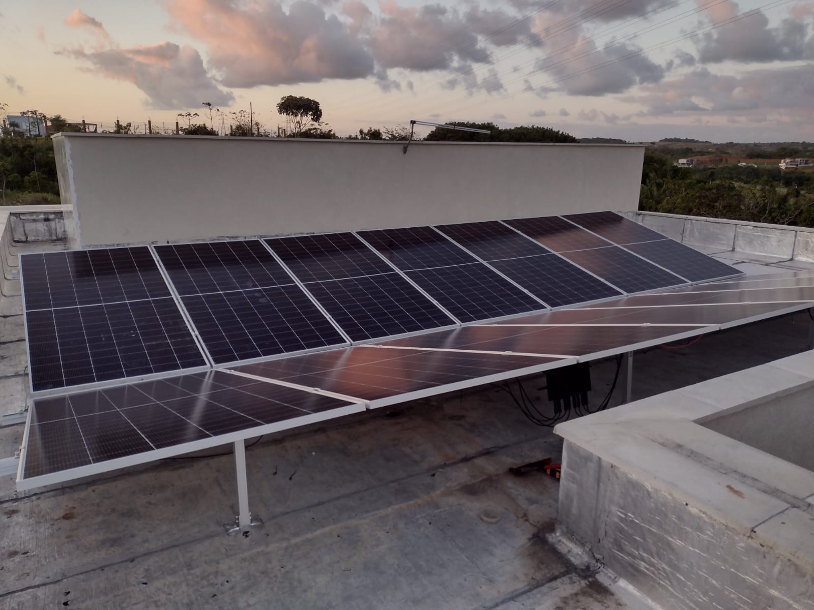 Sistema fotovoltaico concluído ao entardecer