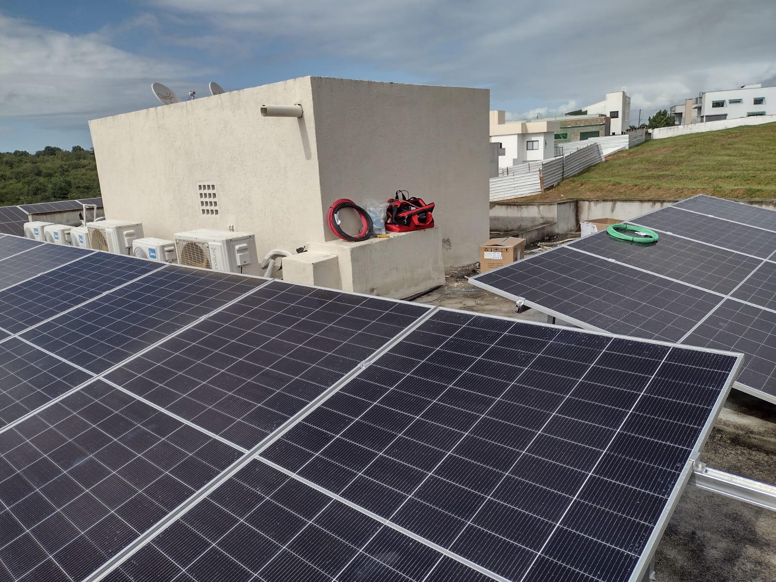 Conjunto de painéis solares distribuídos em uma grande cobertura