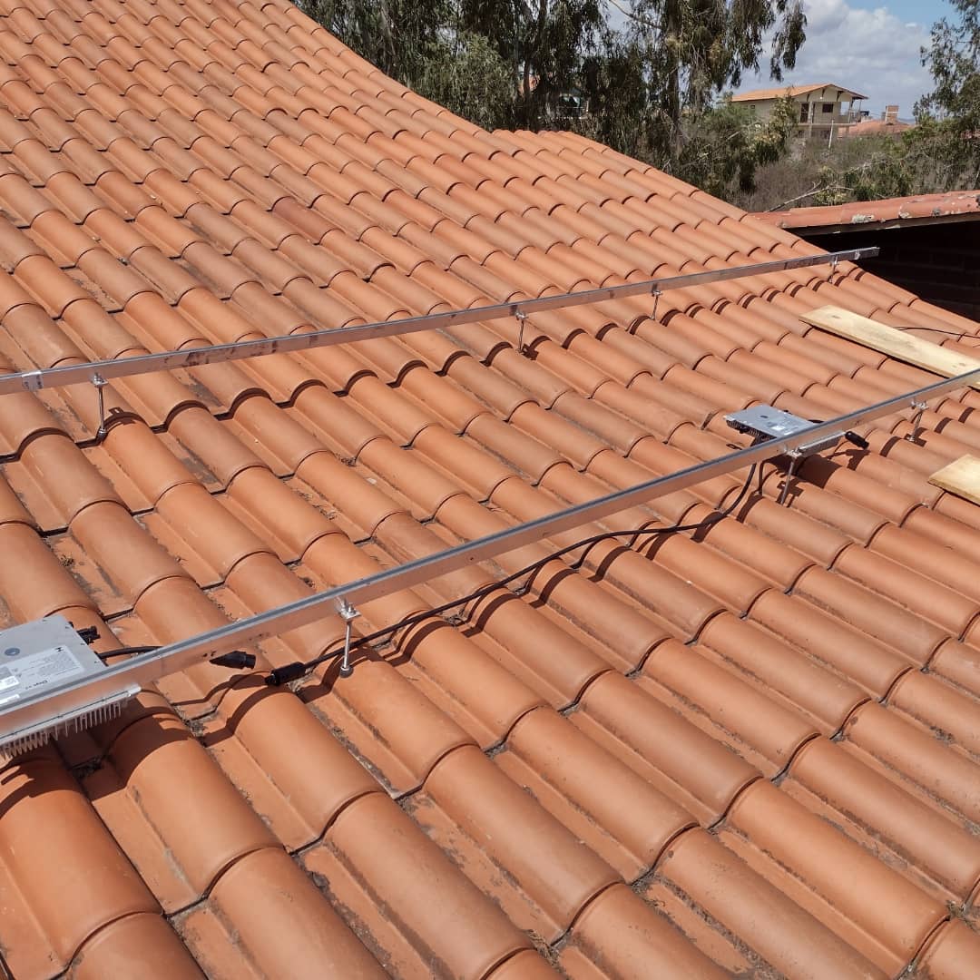 Cabeamento e suportes de sistema fotovoltaico sobre telhado