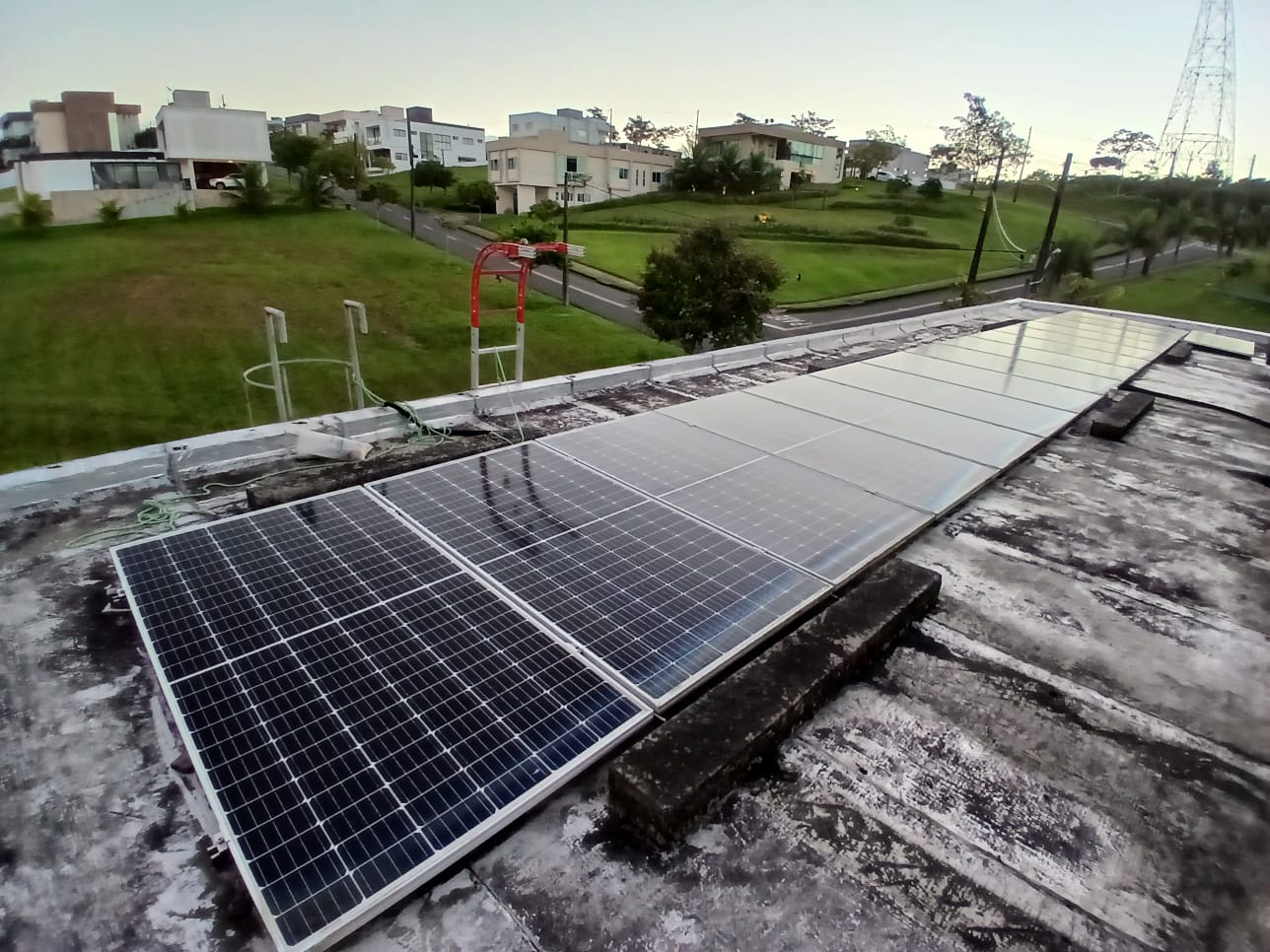 Painéis solares instalados em condomínio