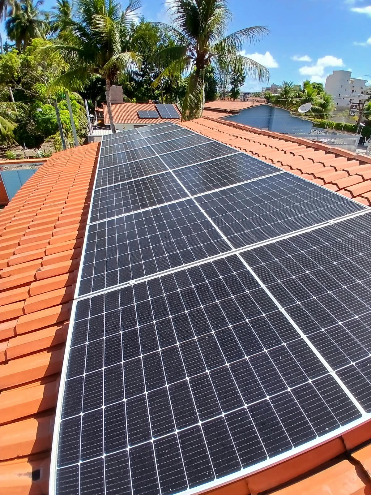 Painéis solares instalados em telhado residencial